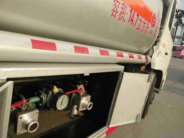 武汉市东风多利卡流动油罐车,有一节油罐车装了30